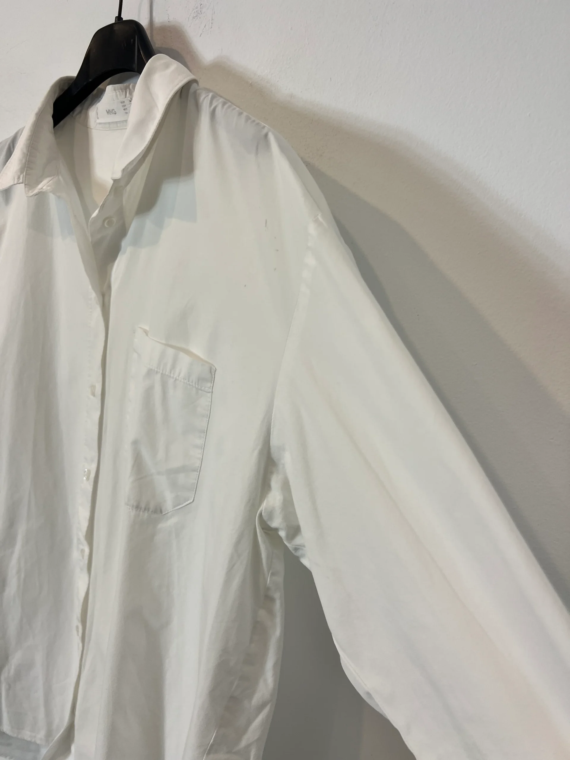 MANGO. Camisa blanca bolsillo. T M - Imagen 3