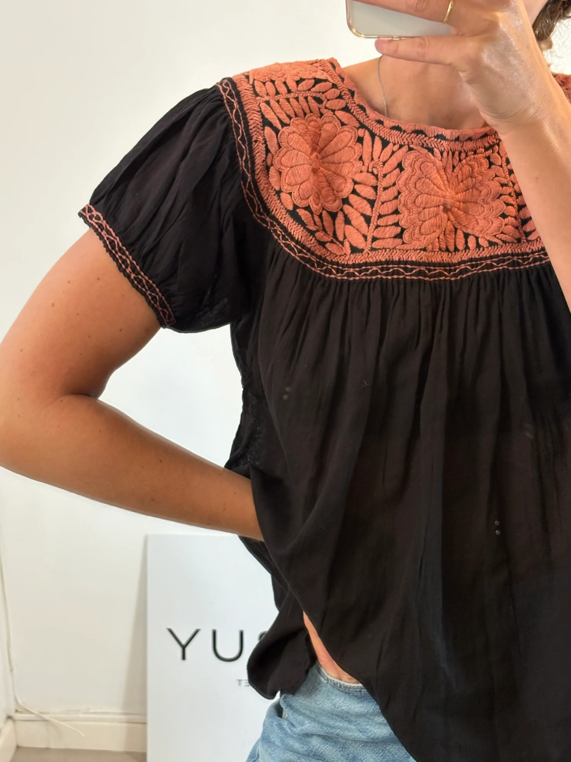 OTRAS. Blusa negra bordados. T S/M - Imagen 2