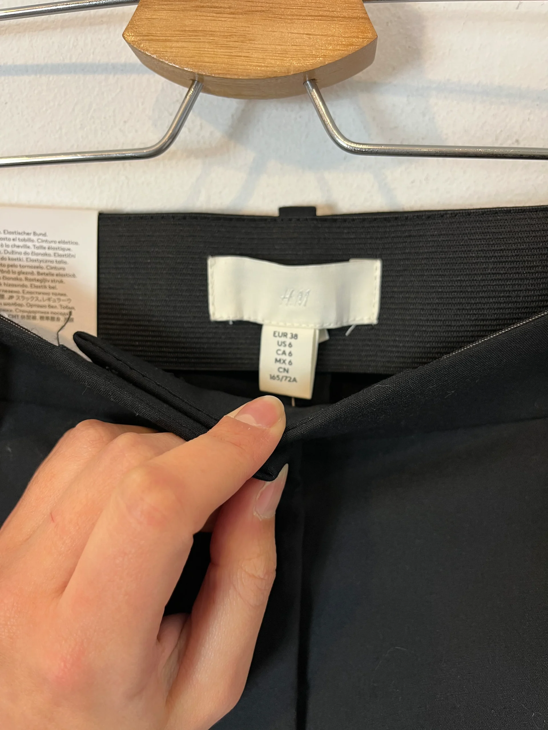 H&M. Pantalón negro pinzas. T 38 - Imagen 2
