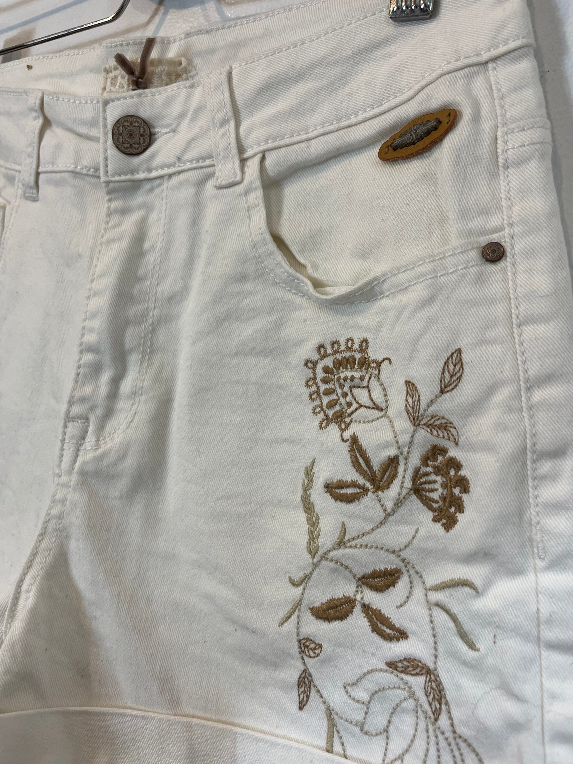 NKN. Pantalón corto blanco detalles bordados. T M - Imagen 2