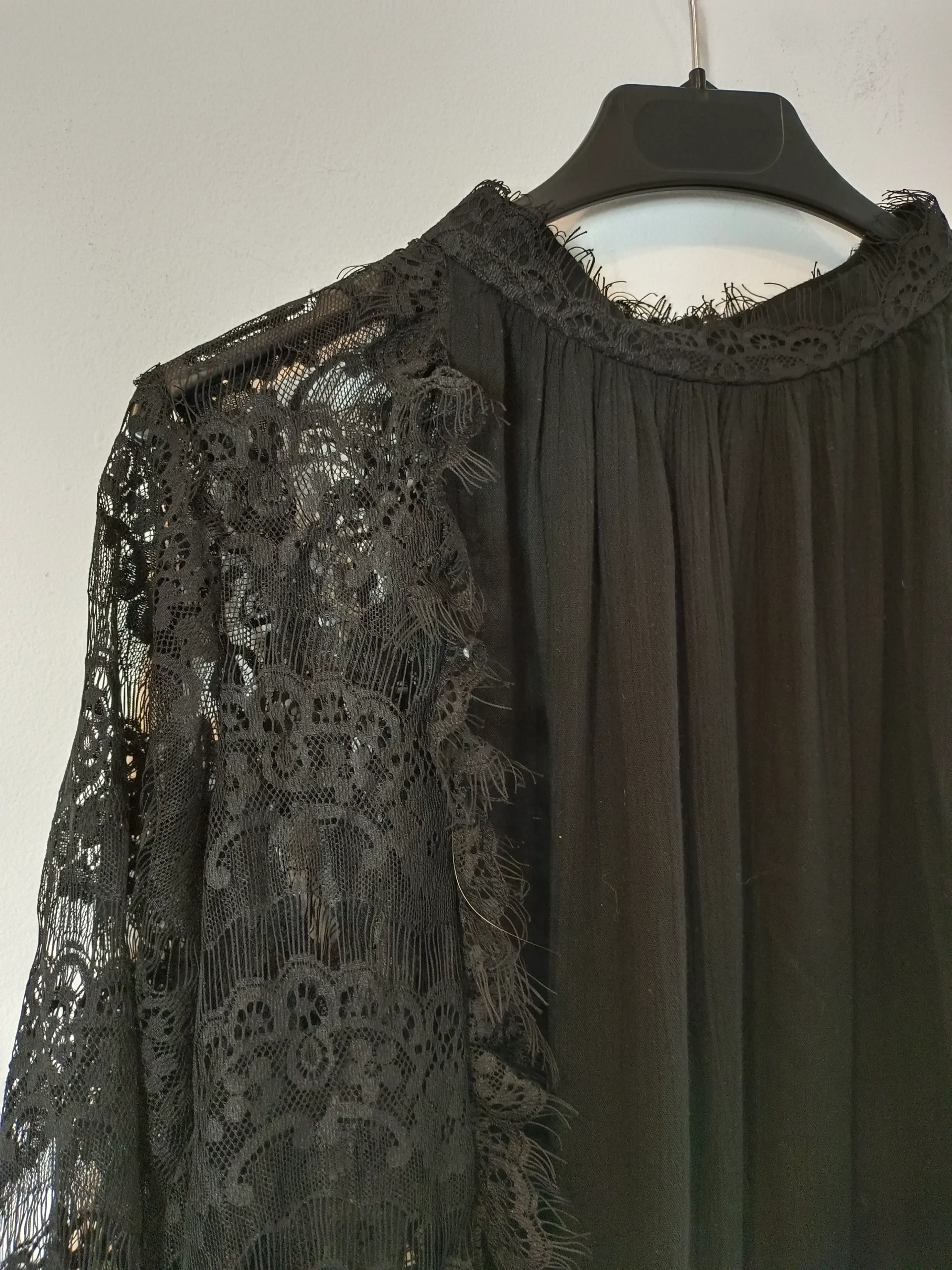 ZARA. Blusa negra fluida encajes. T M - Imagen 4